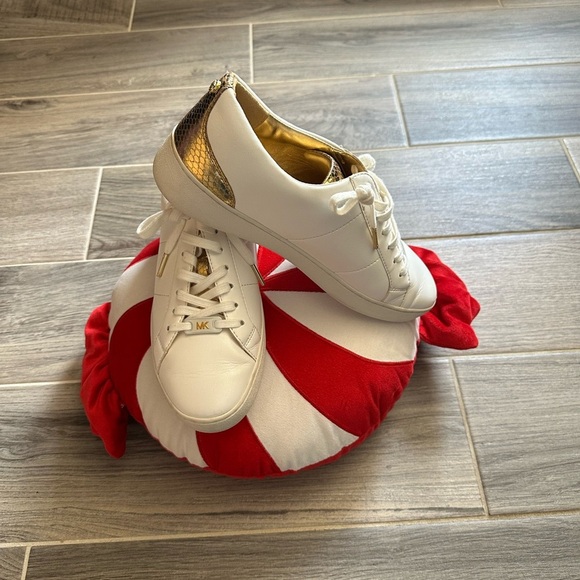 Michael Kors White Sneakers Minimalist Lace-Up Design Size 8 - Picture 3 of 11